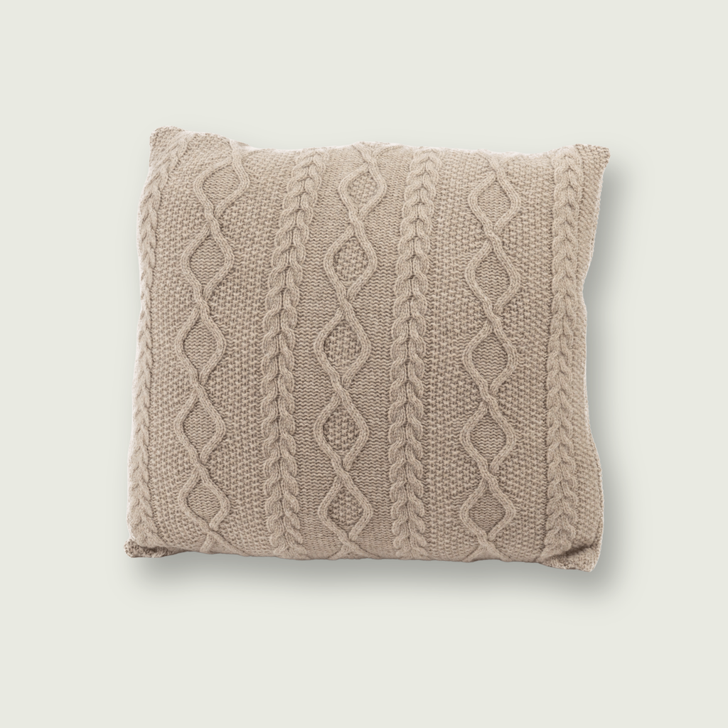 Bruin sierkussen van 100% merinowol, 50 x 50 cm, met Aran-kabelpatroon, gefotografeerd op neutrale achtergrond.