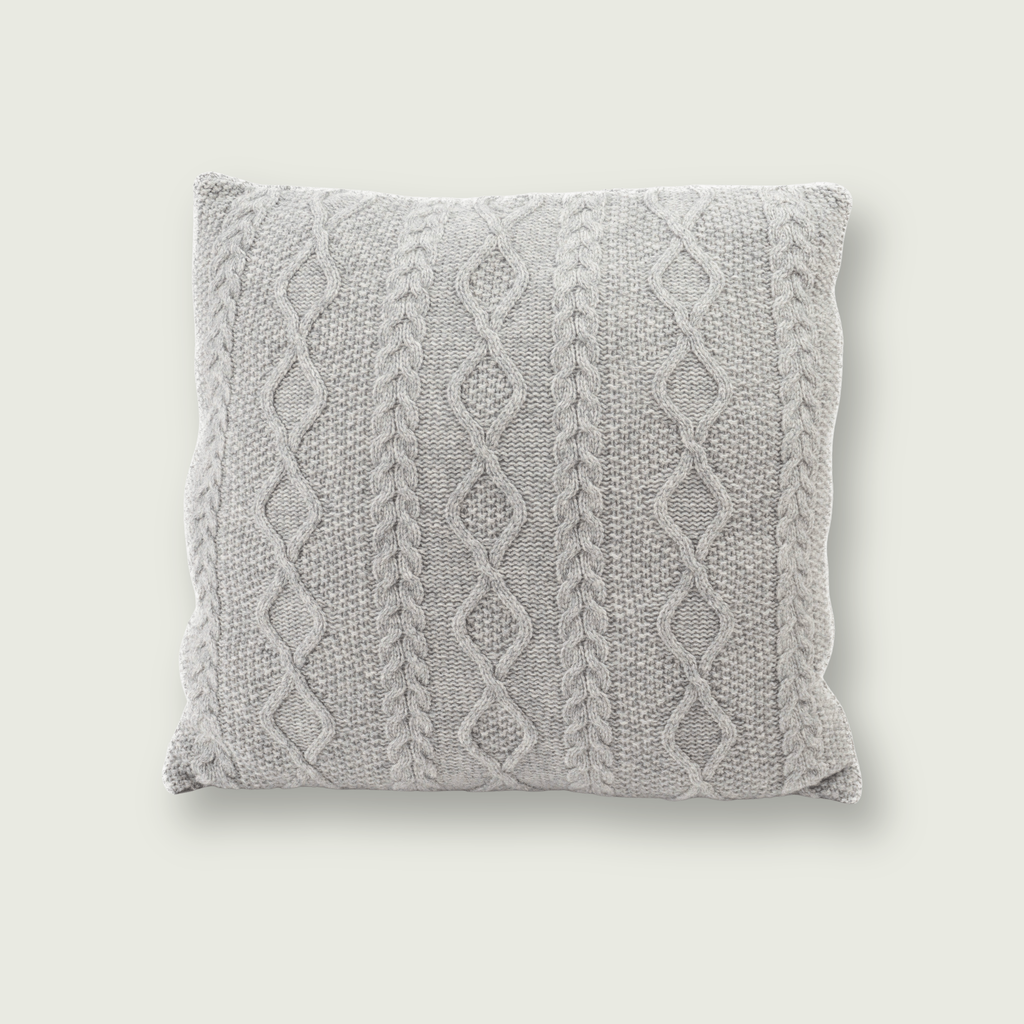 Grijs sierkussen van 100% merinowol, 50 x 50 cm, met Aran-kabelpatroon, gefotografeerd op neutrale achtergrond.