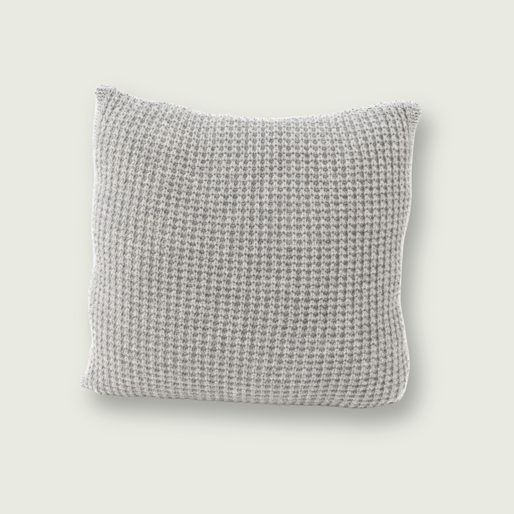 Grijs sierkussen van 100% merinowol met wafelpatroon, 50 x 50 cm, gefotografeerd op neutrale achtergrond.