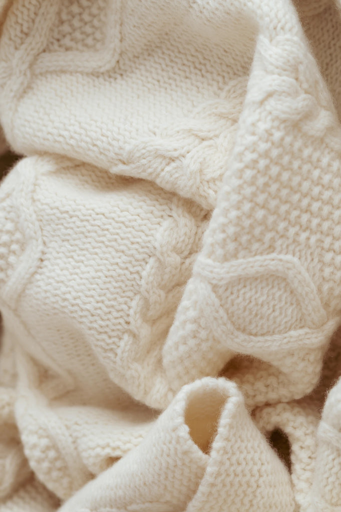 Vlechtmotief witte plaid van 100% merinowol, 130 x 170 cm, close-up motief en kleur. 