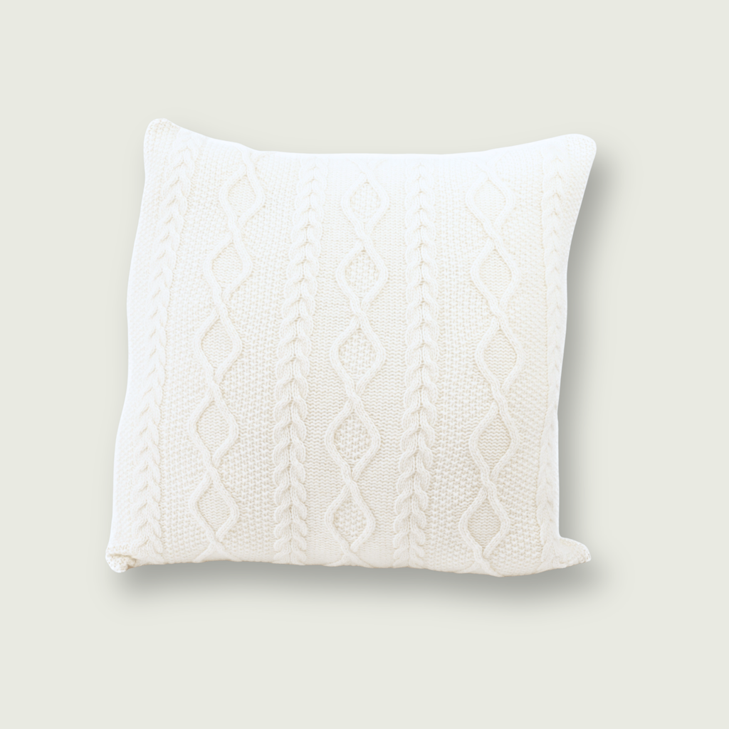 Klassiek Aran-kabelpatroon wit sierkussen van 100% merinowol, 50 x 50 cm, op een neutrale achtergrond.