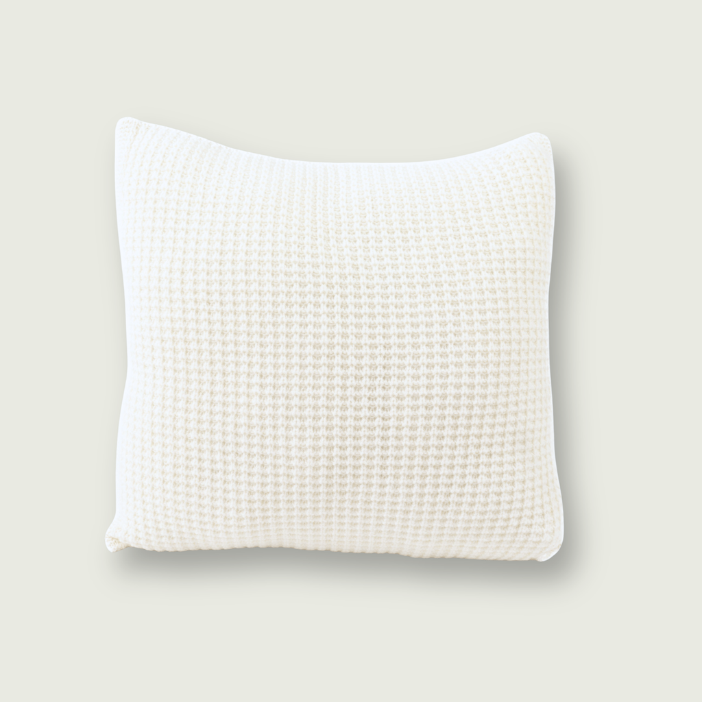 Wit sierkussen van 100% merinowol met wafelpatroon, 50 x 50 cm, op neutrale achtergrond.